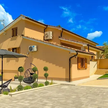 Rita By Istrialux Villa Valtura